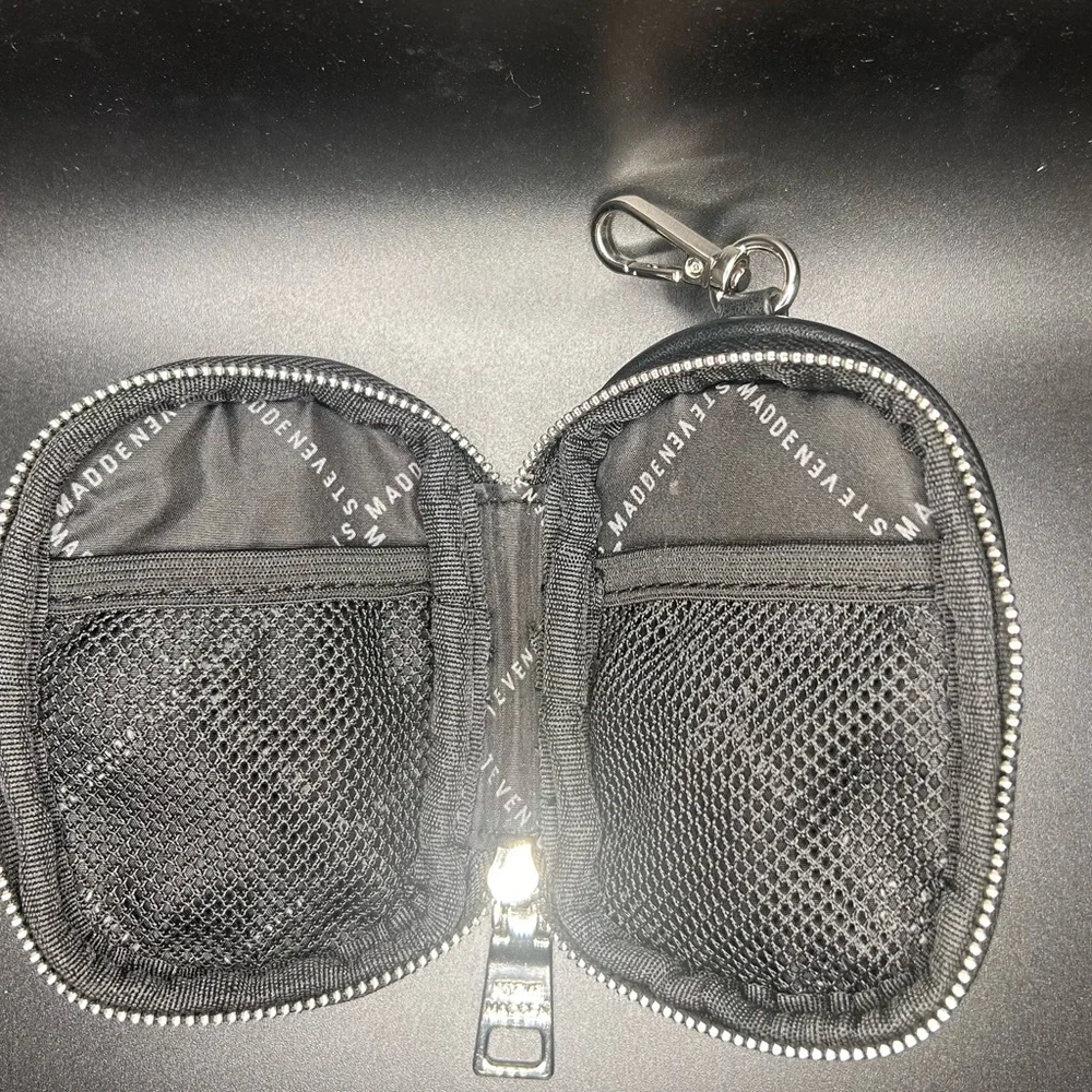 Steve Madden Black Bloise Air‎ Pod Keychain Pouch